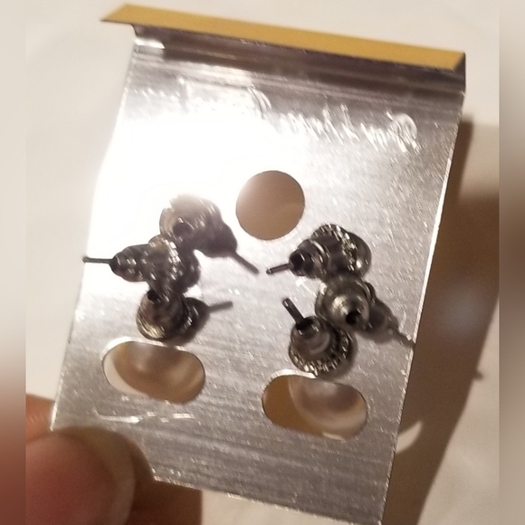 2 Pink Crystal Collagen Eye Masks, & 2 Lip Masks, Small Makeup Bag & 3 Earrin… - Picture 8 of 9